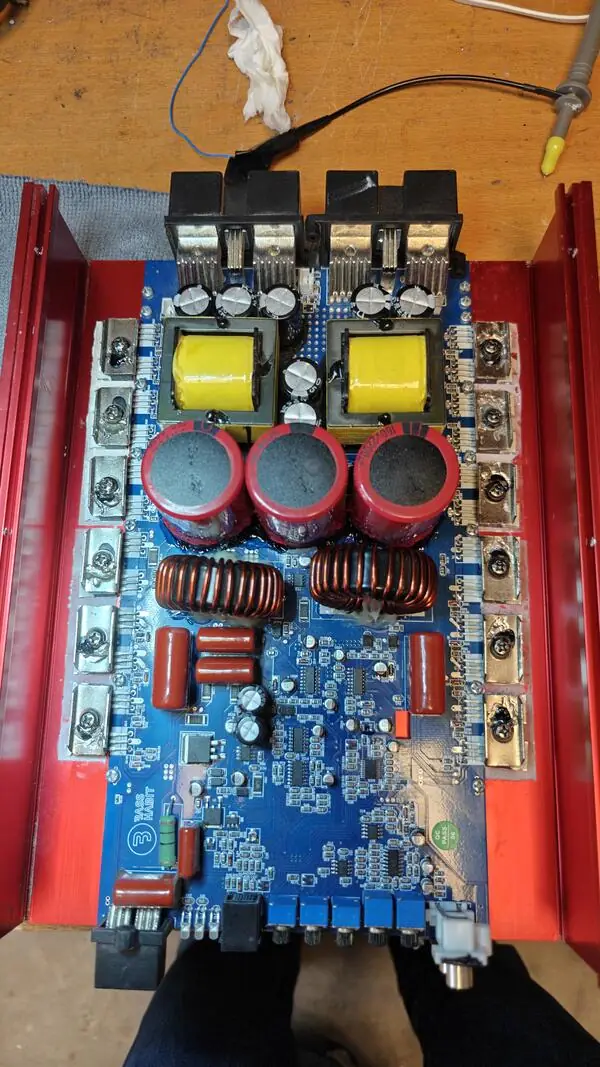 Bass Habit SPL ELITE 5100.1DF - Vibrationsskadat - Omlödning av kondensatorer och ny output driver
